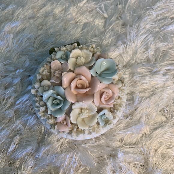 Vintage China Flower Hinge Top Sachet Trinket Box Silk Flower 4.5" diameter - Picture 3 of 6